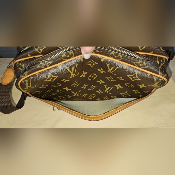 Authentic LOUIS VUITTON Monogram Reporter PM Shoulder Bag - Picture 10 of 16